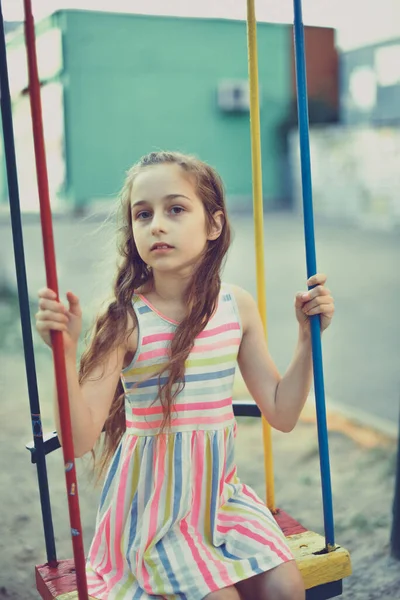 Passeio Balanço Menina Balançando Miúda Montar Balanço Uma Menina Anos — Fotografia de Stock