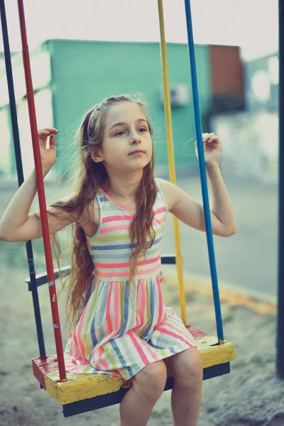 Swing Βόλτα Ταλαντεύεται Κορίτσι Κορίτσι Κάνει Κούνια Ένα Κορίτσι Ετών — Φωτογραφία Αρχείου
