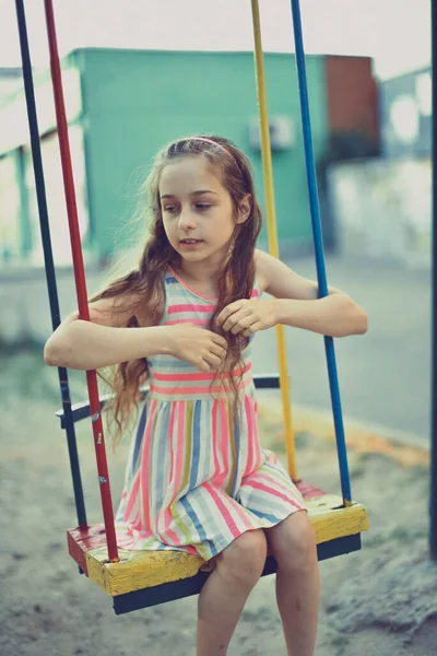 Schaukelfahrt Schaukelndes Mädchen Mädchen Auf Einer Schaukel Ein Jähriges Mädchen — Stockfoto