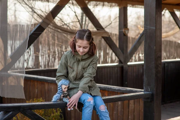 Batole Panenkou Procházku Devítiletá Holka Hraje Panenkou Ulici Holka Portrét — Stock fotografie