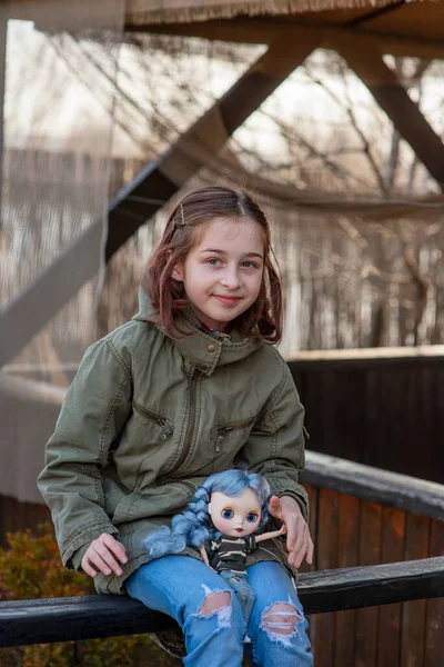 Niña Con Muñeca Paseo Una Niña Años Juega Con Una — Foto de Stock