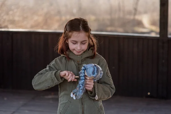 Niña Con Muñeca Paseo Una Niña Años Juega Con Una — Foto de Stock