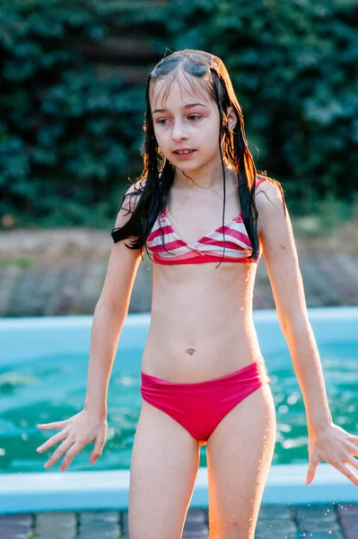 夏の水着姿の女の子 10代9歳 10歳 その女子学生は泳いでいた 森の中や新鮮な空気中のプール 9歳の肖像 — ストック写真