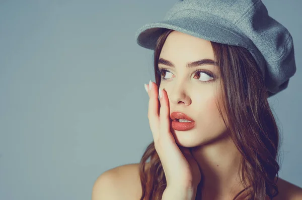 Mulher Jovem Glamourosa Usa Vestido Elegante Posando Com Cabelo Esvoaçante — Fotografia de Stock