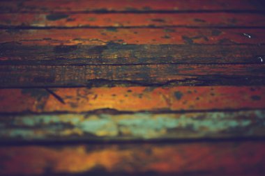 Eski ahşap bir duvar boyadı. kırmızı arka plan. Ahşap doku kırmızısı