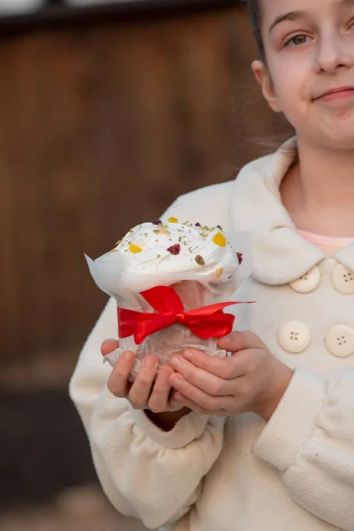 Una Niña Feliz Mirando Pastel Oriental Concepto Pascua Pascua Casera — Foto de Stock