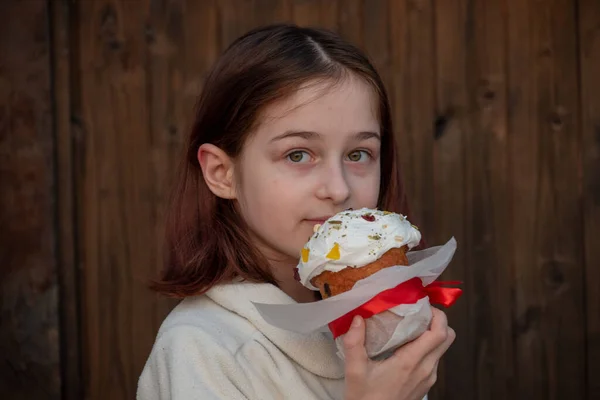 Счастливая Маленькая Девочка Смотрит Восточный Торт Пасхальная Концепция Традиционная Домашняя — стоковое фото