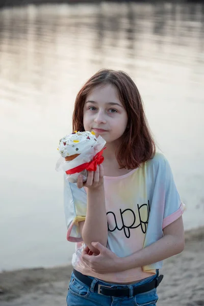 Uma Menina Feliz Olhando Para Bolo Oriental Conceito Páscoa Tradicional — Fotografia de Stock