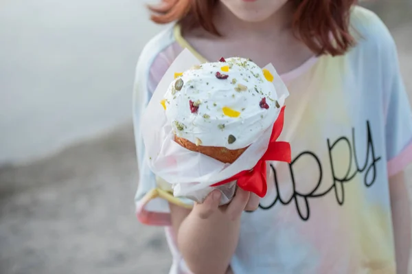 Seorang Gadis Kecil Yang Bahagia Melihat Kue Timur Konsep Paskah — Stok Foto
