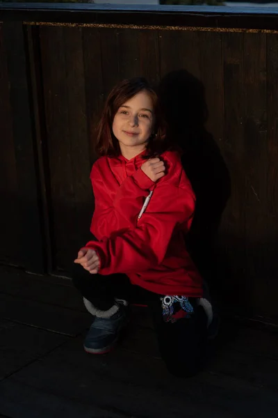 Zbliżenie Portret Pięknej Dziewięcioletniej Dziewczynki Portret Szczęśliwej Uśmiechniętej Pewnej Siebie — Zdjęcie stockowe