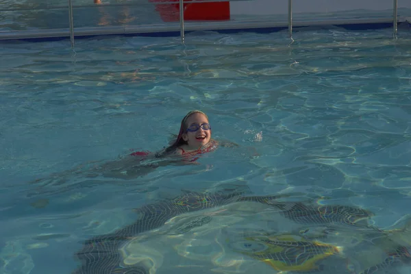 Cute Girl Goggles Swimming Pool Girl Swims Pool Goggles Summer — Stock Photo, Image