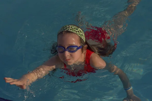 Nettes Mädchen Mit Brille Schwimmbad Mädchen Schwimmt Pool Mit Schutzbrille — Stockfoto