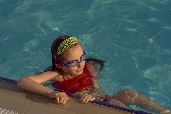 Linda Chica Con Gafas Piscina Chica Nada Piscina Con Gafas —  Fotos de Stock