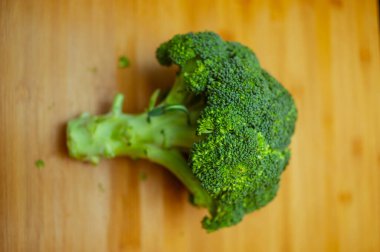 Brokoli kapanışı. Tahtada brokoli. Kesme tahtasında taze brokoli. Sağlıklı yiyecekler. Taze Brokoli sebzesi. Sağlıklı yiyecekler, sebzeler, lahana, diyet. Yemek fotoğrafçılığı