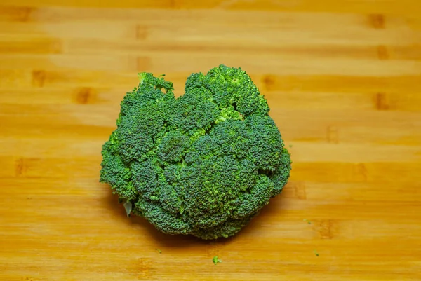 Een Slok Broccoli Broccoli Een Houten Plank Verse Broccoli Een — Stockfoto