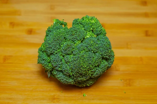 Primer Plano Del Brócoli Brócoli Una Tabla Madera Brócoli Fresco —  Fotos de Stock