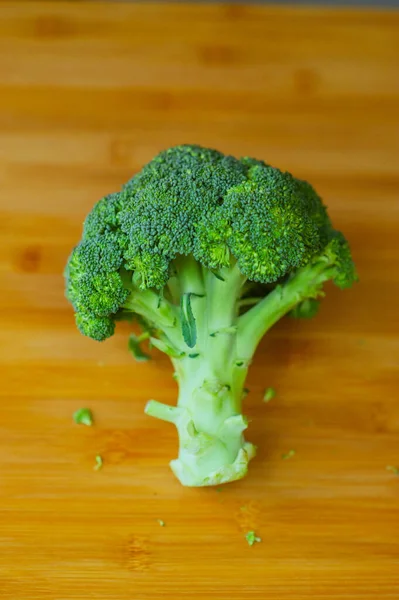 Een Slok Broccoli Broccoli Een Houten Plank Verse Broccoli Een — Stockfoto