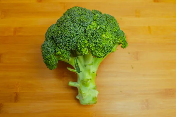 Een Slok Broccoli Broccoli Een Houten Plank Verse Broccoli Een — Stockfoto