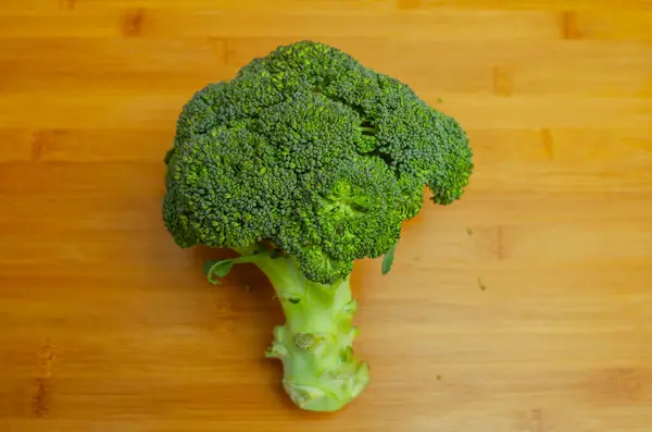 Een Slok Broccoli Broccoli Een Houten Plank Verse Broccoli Een — Stockfoto