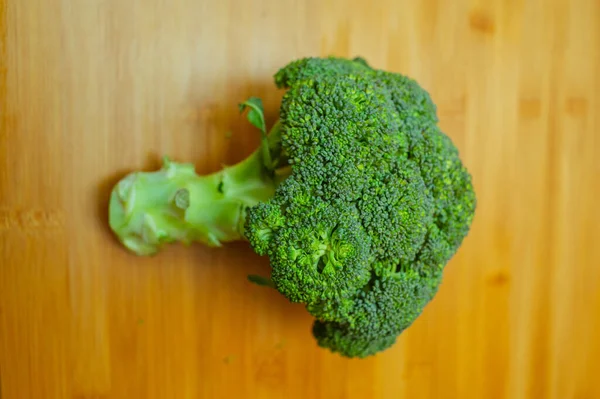 Pendekatan Brokoli Brokoli Papan Kayu Brokoli Segar Pada Papan Potong — Stok Foto