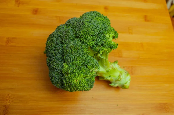 Brokoli Kapanışı Tahtada Brokoli Kesme Tahtasında Taze Brokoli Sağlıklı Yiyecekler — Stok fotoğraf