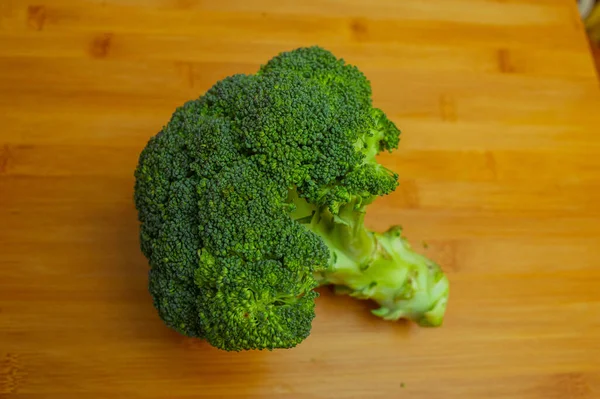 Een Slok Broccoli Broccoli Een Houten Plank Verse Broccoli Een — Stockfoto