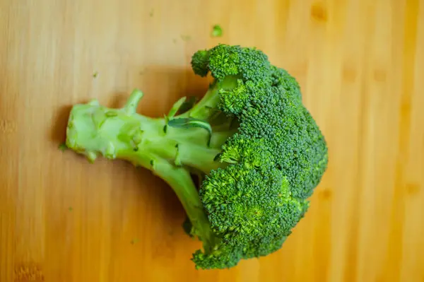 Primer Plano Del Brócoli Brócoli Una Tabla Madera Brócoli Fresco —  Fotos de Stock