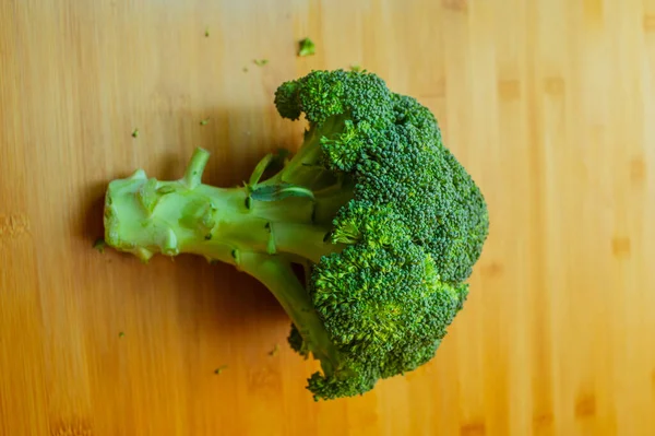 Pendekatan Brokoli Brokoli Papan Kayu Brokoli Segar Pada Papan Potong — Stok Foto