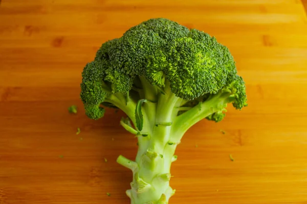 Een Slok Broccoli Broccoli Een Houten Plank Verse Broccoli Een — Stockfoto