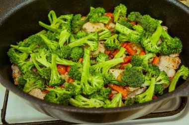 Kızarmış hindi eti, soğan ve baharatla. Hindi havuç soğanı parçaları. Hindiyle sebze güveci pişirme süreci. Hindi brokolili haşlanmış sebze soğanlı havuç biberli domates.