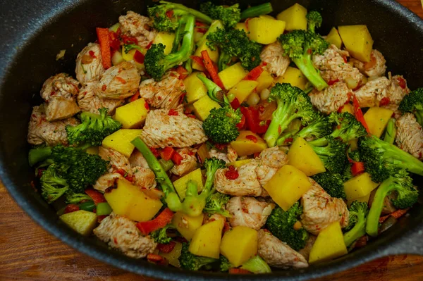 Trozo Frito Carne Pavo Con Cebolla Especias Trozos Cebolla Zanahoria — Foto de Stock