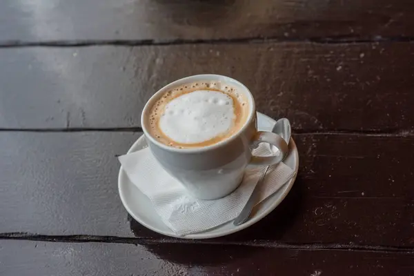 白色杯子 茶托上有咖啡 木制桌子上有茶托 茶托上有咖啡 木制桌子上有咖啡 — 图库照片