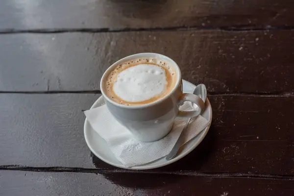 Tahta Bir Masanın Üstünde Çay Tabağının Üstünde Kahve Olan Beyaz — Stok fotoğraf