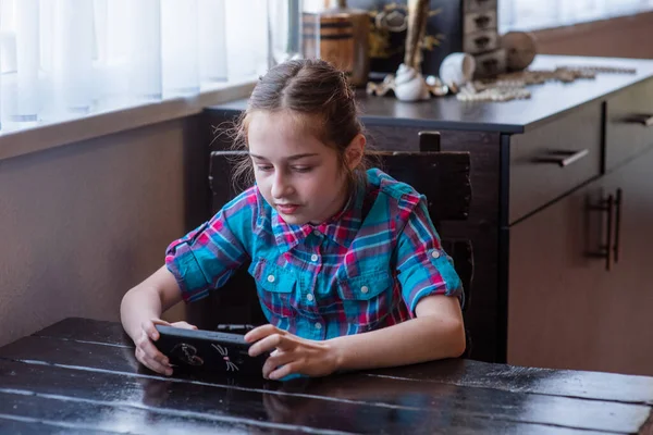 Internet Zpráva Holka Kavárně Smartphonem Dítě Podívá Smartphonu Gadgets Děti — Stock fotografie