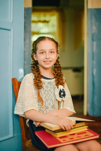 Πορτρέτο Ενός Κοριτσιού Σχολική Στολή Δύο Κοτσιδάκια Και Βιβλία Έννοια — Φωτογραφία Αρχείου