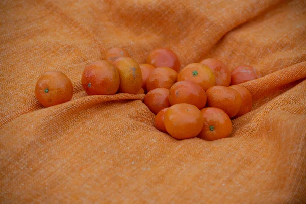 오렌지 직물에 Mandarins Tangerines Closeup Food Photography — 스톡 사진