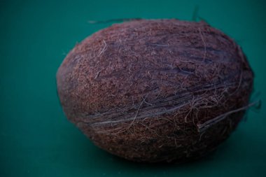 Hindistan cevizi. Hindistan cevizi palmiyesi yaşam ağacı olarak kabul edilir ve her yerinde kullanılır. Ağacın meyveleri sadece yemek pişirmek için değil aynı zamanda tıbbi amaçlar için de kullanılır..