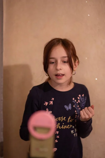 Jovem Feliz Tomando Selfie Fundo Branco Rapariga Faz Vídeo Mesma — Fotografia de Stock