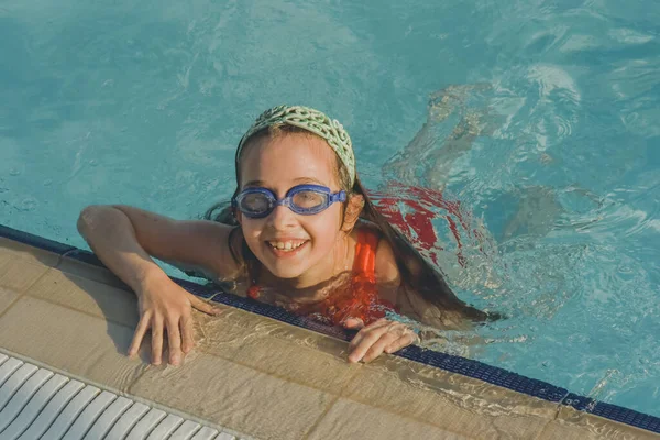 Drăguţă Fată Ochelari Piscină Fata Înoată Piscină Ochelari Protecție Vara — Fotografie, imagine de stoc