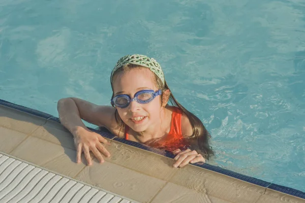 Linda Chica Con Gafas Piscina Chica Nada Piscina Con Gafas —  Fotos de Stock