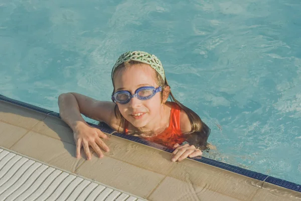 수영장에서 고글쓴 귀여운 수영장에서 고글로 수영하는 아기가 수영중이에요 여름아 — 스톡 사진