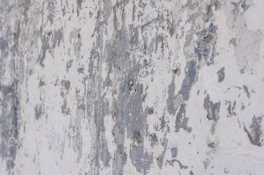 Çatlak duvar. Beyaz kabuk soyma duvarı. Boyama duvarı. Çatlak desenli eski beyaz duvar. Beyaz Grunge Soyulmuş Beton Duvarı. Beyaz ve Gri Kirli Alçı Duvarı