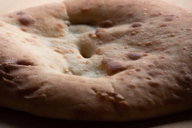 Tahtada pita ekmeği. Pita tahtada. Yemek fotoğrafı, kefir 'de pide pişirilmiş ekmek. Sağlıklı yiyecekler. Durum buğdayı unu