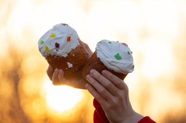 Mutlu küçük bir kız doğu pastasına bakıyor. Paskalya konsepti. Geleneksel ev yapımı Paskalya ve kız. Paskalya bayramlarında kahvaltı konsepti. Geleneksel ev yapımı Paskalya pastası. Mutlu Paskalyalar.