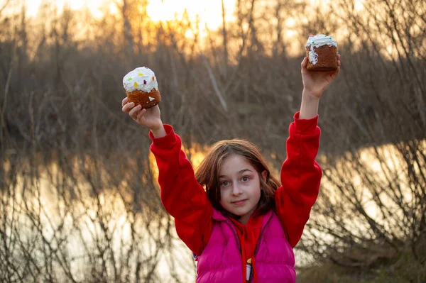 Una Niña Feliz Mirando Pastel Oriental Concepto Pascua Pascua Casera — Foto de Stock