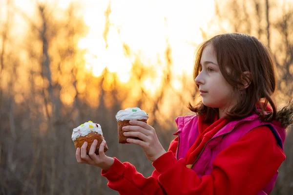 Una Niña Feliz Mirando Pastel Oriental Concepto Pascua Pascua Casera —  Fotos de Stock