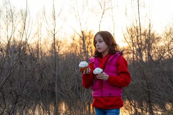 Una Niña Feliz Mirando Pastel Oriental Concepto Pascua Pascua Casera — Foto de Stock