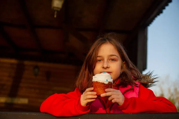 Una Niña Feliz Mirando Pastel Oriental Concepto Pascua Pascua Casera —  Fotos de Stock