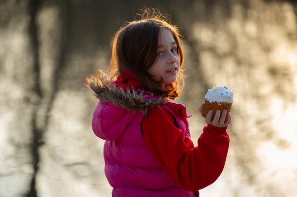 Una Niña Feliz Mirando Pastel Oriental Concepto Pascua Pascua Casera —  Fotos de Stock