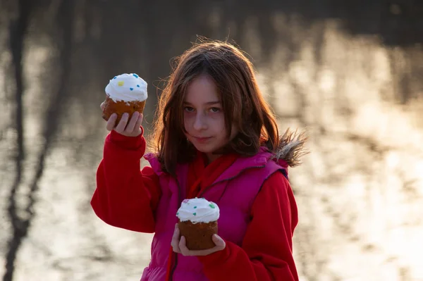 Una Niña Feliz Mirando Pastel Oriental Concepto Pascua Pascua Casera —  Fotos de Stock